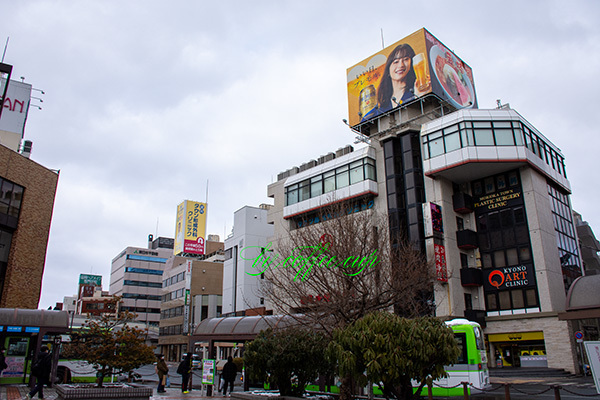 東口